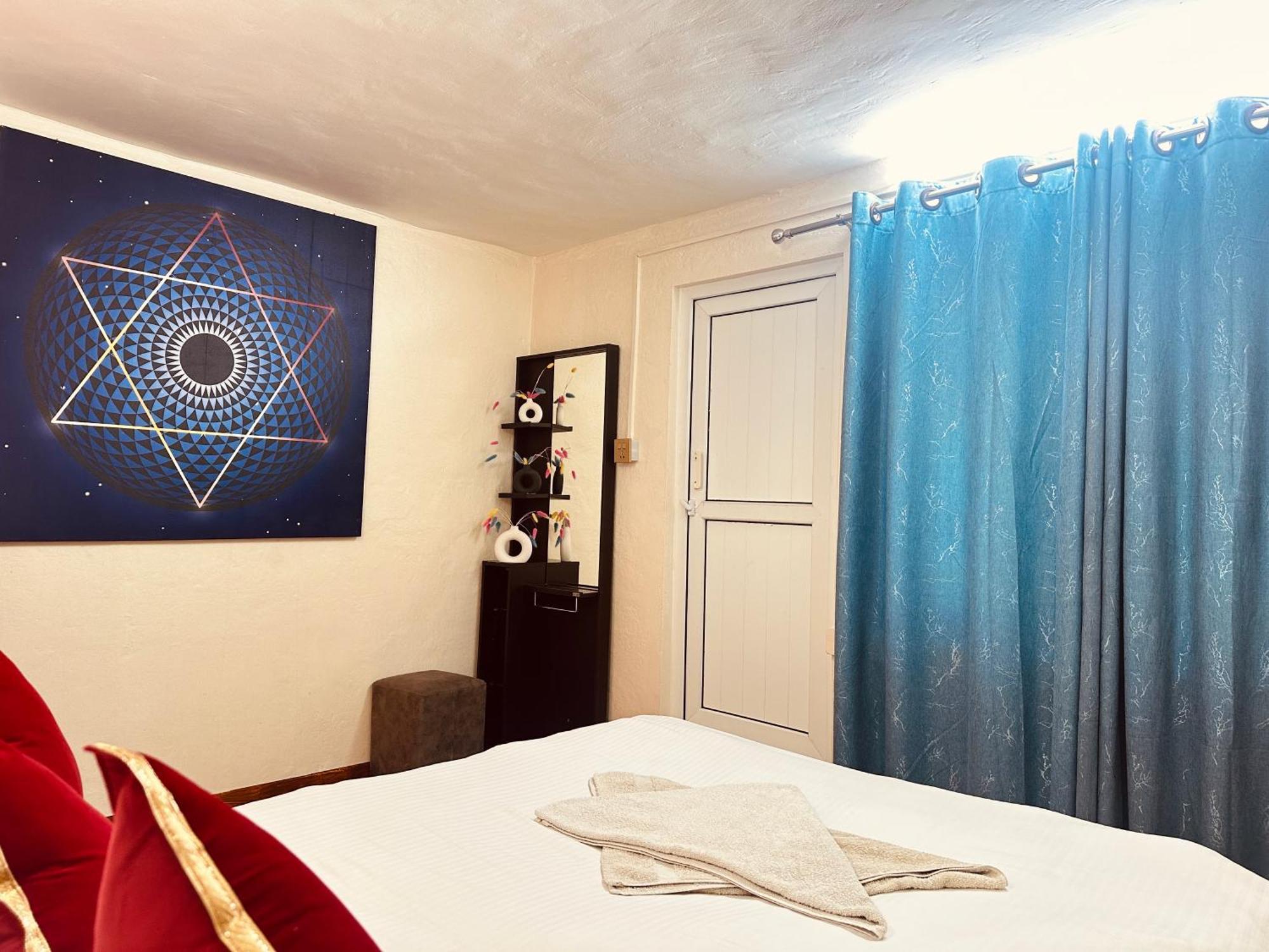 Yog Hostel Катманду Экстерьер фото